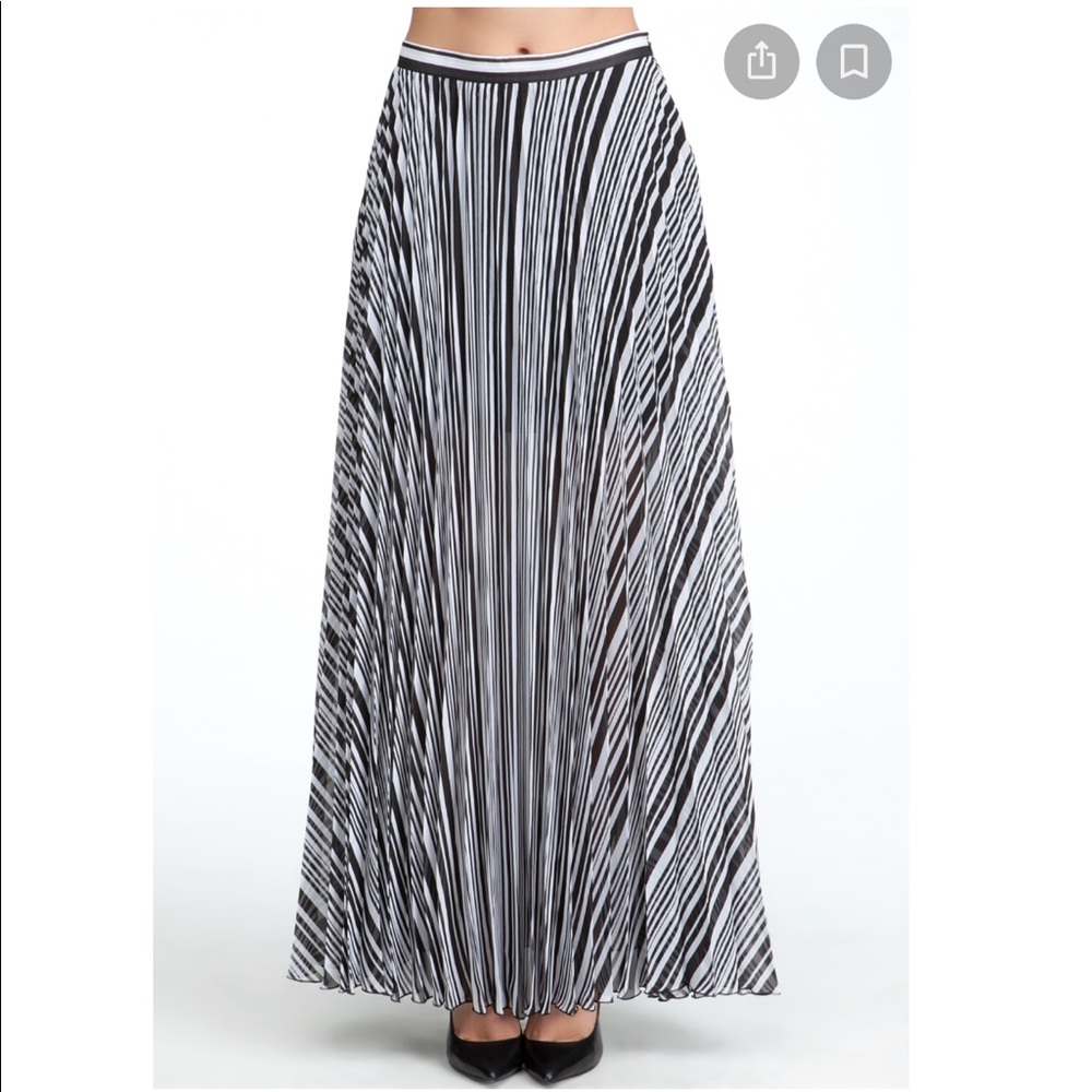 Bebe striped pocket pleated long skirt
